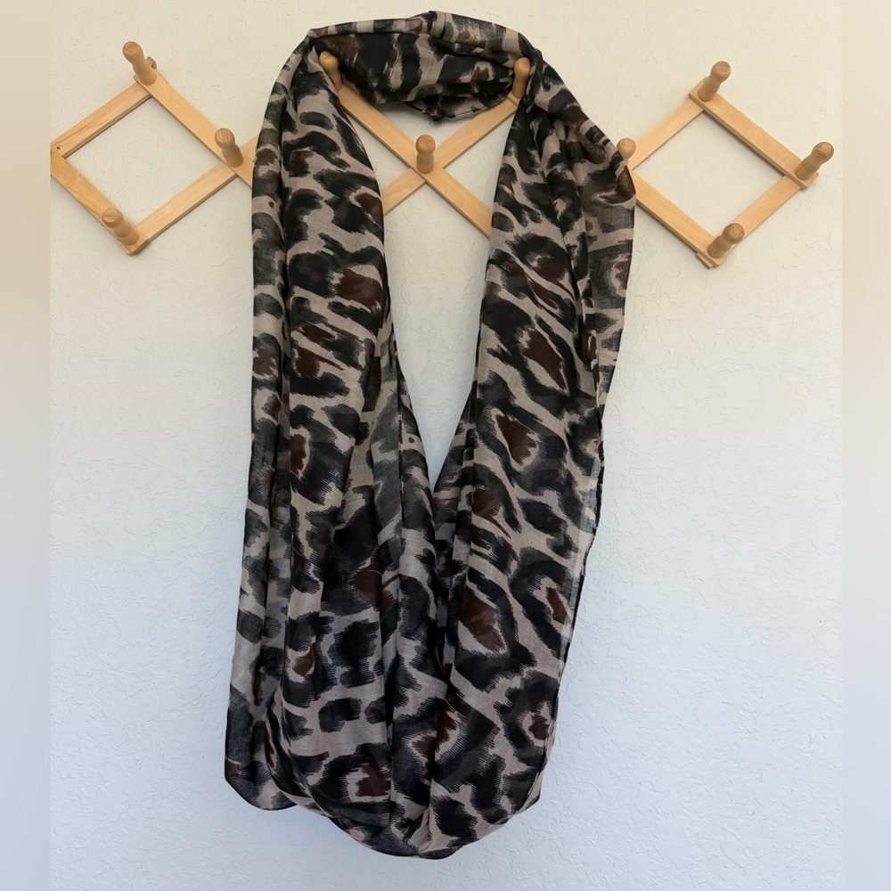 Blurred Leopard Print Scarf Neutral colors